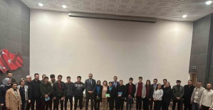 Liseliler bilgi yarışmasında kıyasıya mücadele etti