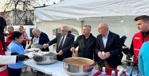 Manisa Sevgi ve Dostluk Cemiyeti’nden Kızılay Ramazan Çadırında İftar Yemeği