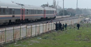 Manisa’da trenin çarptığı genç adam ağır yaralandı