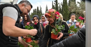 Manisa’da Arife günü mezarlıklarda çiçek dağıtımı yapıldı