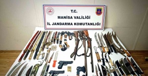 Manisa’da savaş aletleriyle dolu eve baskın