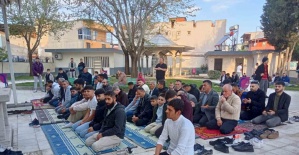 Manisalılar bayram namazında camileri doldurdu