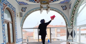 Öğrenciler mahallelerindeki camiyi temizledi