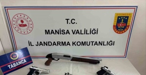 Evlerinde ruhsatsız tüfek ve tabancalarla yakalandılar