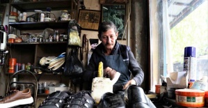 Hayatını ayakkabı tamir ederek kazandı