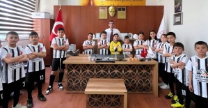 Hayırsever işadamı okul futbol takımını sevindirdi