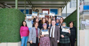 Okuma yazma kursunu tamamlayanlar belgelerini Başkan Balaban’dan aldı