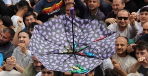 Şifalı macundan kapabilmek için on binler bir araya geldi