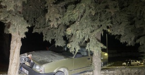 Sürücüsü kalp krizi geçiren otomobil ağaca çarptı: 1 ölü