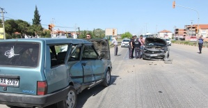 2 otomobil kavşakta çarpıştı: 1 yaralı
