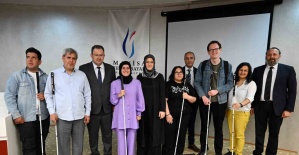Görme engelli öğrencilere akıllı bastonlar hediye edildi