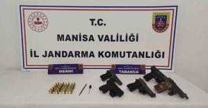 İşyerinde 5 ruhsatsız tabancayla yakalandı