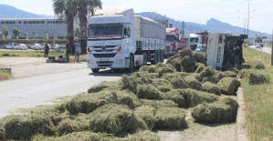 Kaza yapan kamyondaki saman balyaları yola saçıldı