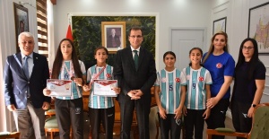Kazandıkları madalyaların mutluluğunu kaymakamla paylaştılar