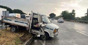 Manisa’da kamyonet refüje çarptı: Yolcu öldü, sürücü yaralandı