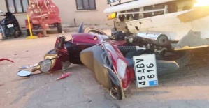 Manisa’da motosiklet minibüsün altında kaldı