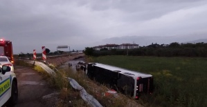 Manisa’da yolcu otobüsü şarampole yuvarlandı: 10 yaralı