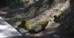 Naylon poşete sarıp Turgutlu mezarlığına attılar