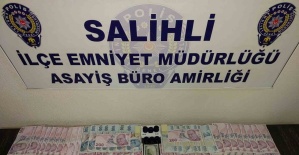 Salihli’de aranan şahıslar kumar oynarken yakaladı