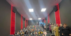 Soma’da Kur’an kursu öğrencilerine sinema etkinliği