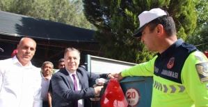 Turgutlu’da traktör sürücülerine reflektör uyarısı yapıldı