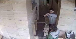 Tuvalette bulduğu altın dolu keseyi polise teslim etti