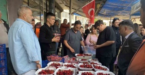 b10 dakikada 2 buçuk kilo kiraz yedi,.../b