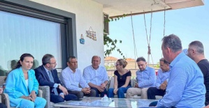 Bakan Kasapoğlu’ndan merhum Başkan Zeyrek’in ailesine taziye ziyareti