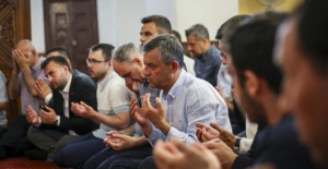 CHP Genel Başkanı Özel, Başkan Zeyrek için düzenlenen mevlide katıldı