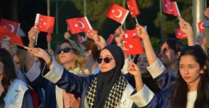 Demirci’de mezuniyet coşkusu, öğrenciler karanfillerle uğurlandı