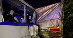 Yolun kenarında duran tıra işçi servisi çarptı