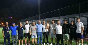 Yunusemre’nin U17’leri İzmir’de şampiyon oldu