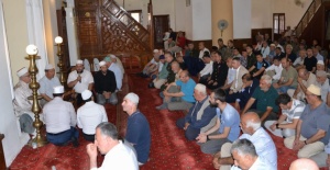 Hatuniye Camii’ndeki Mevlit programında  şehitler için Kur’an-ı Kerim ve dualar okundu