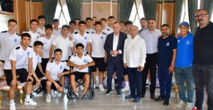 Başkan Balaban Türkiye 4’lü finallerine kalan Yunusemre Belediyespor U17 Futbol Takımı'nı kutladı