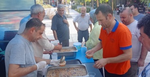 Çarşı esnafı, imece usulüyle bir araya gelerek 600 kişilik aşure hayrı gerçekleştirdi