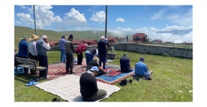 Yaylada asırlık değer alevlere teslim oldu, halk seferber oldu