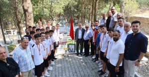 Yunusemre’nin U17’leri şampiyonluk kupasıyla Ferdi Zeyrek’in mezarına gitti