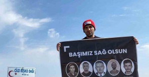 AKUT Manisa gönüllüsü 4 bin 135 metrede orman şehitlerini andı