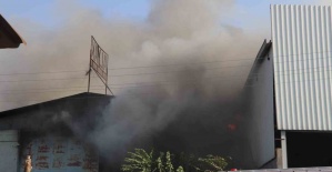 Dumanlar ilçeyi kapladı, itfaiye ekipleri saatlerce mücadele etti