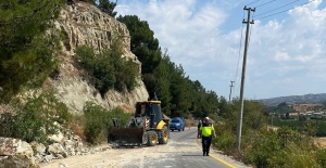 Gördes’te toprak kayması sonucu trafiğe kapatılan yol ulaşıma açıldı