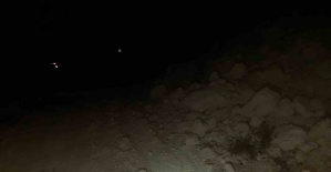 Gördes’te toprak kayması yolu kapattı