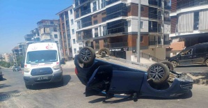 bManisada takla atan araçtan burnu.../b