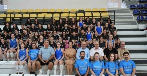 Minik voleybolcular başarı belgelerini Başkan Akın’dan aldı