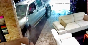 Sürücünün tansiyonu düştü, araç önündeki araca çarpıp mağazaya daldı