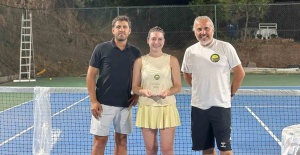 Tenis turnuvasında şampiyon olanlar halıyı kaptı