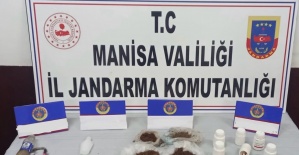 Evinde 1 kilo uyuşturucu ve yüzlerce hapla yakalandı