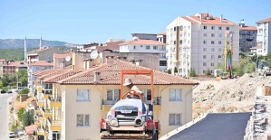 Gördes’te pazar yeri asfaltlanarak modern hale getirildi