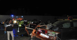Manisa’da feci kazada otomobil ikiye bölündü: 1’i çocuk 5 ölü, 6 yaralı