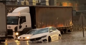 Manisa’da sağanak yağış sokakları göle çevirdi