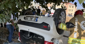 Otomobil tarlaya uçtu, sürücü ve torunu hafif yaralandı